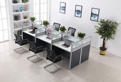 辦公桌與辦公設備 提升效率與舒適度的黃金組合